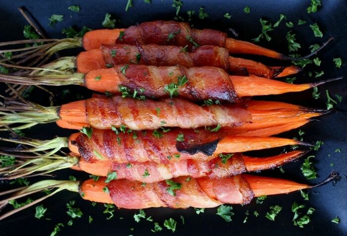 Морковка, запечённая в беконе. \ Фото: mantitlement.com.