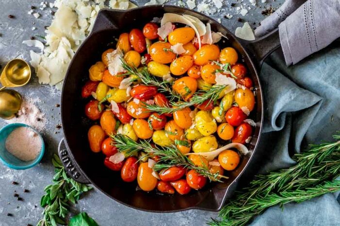 Не стоит готовить на чугунной сковороде блюда с помидорами томатными соусами и пастой. \ Фото: confettiandbliss.com.
