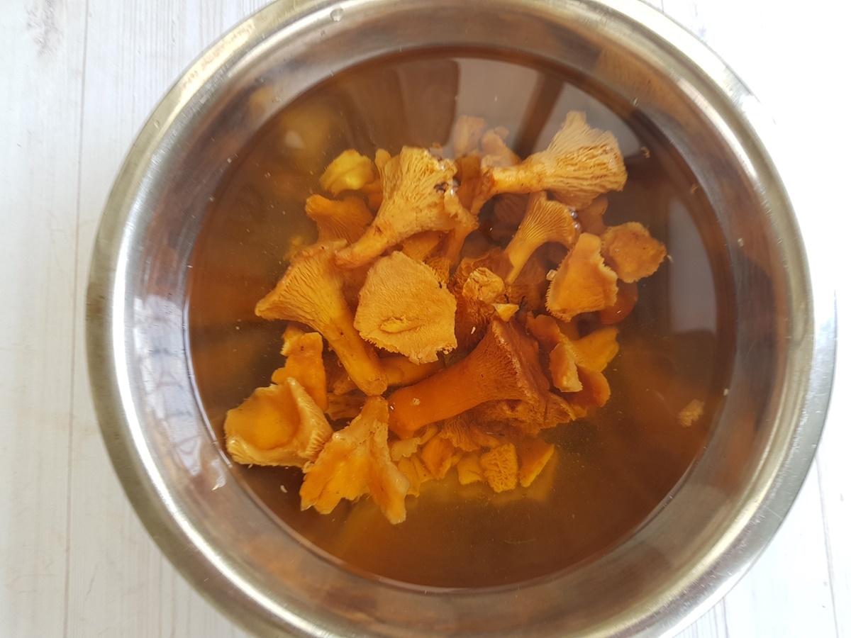 Слишком грязыне грибы лучше всего мыть в нескольких водах.