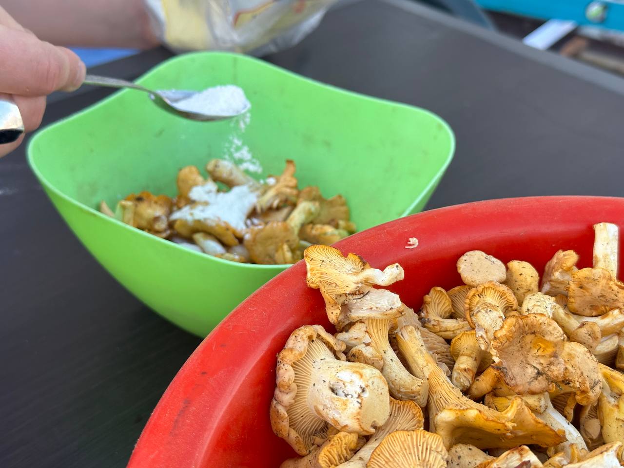 Для чистки можно использовтаь соль, соду или муку.