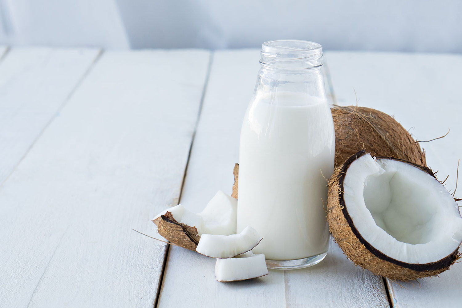 Поскольку кокосовое молоко довольно-таки колорийное, нужно употреблять его разумно. \ Фото: a.storyblok.com.