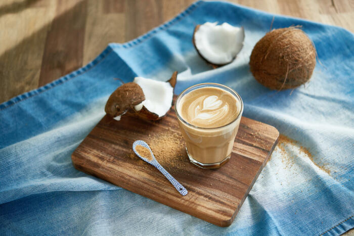 Кофе с кокосовой стружкой. \ Фото: baristainstitute.com.