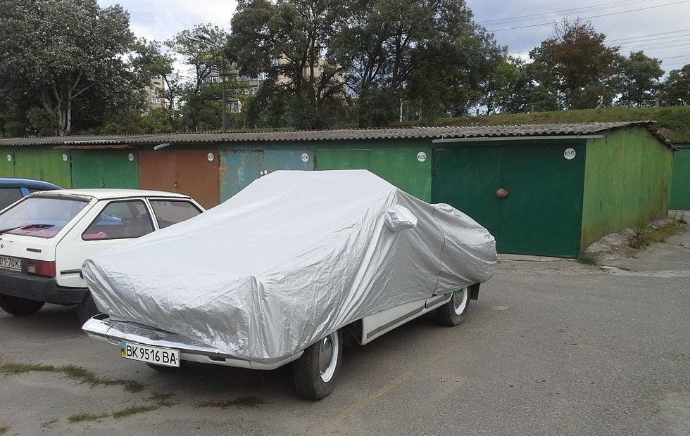 Хорошим вариантом уберечь машину от коррозии - считался чехол. \ Фото: cdn.fishki.net. Хорошим вариантом уберечь машину от коррозии - считался чехол. \ Фото: cdn.fishki.net.