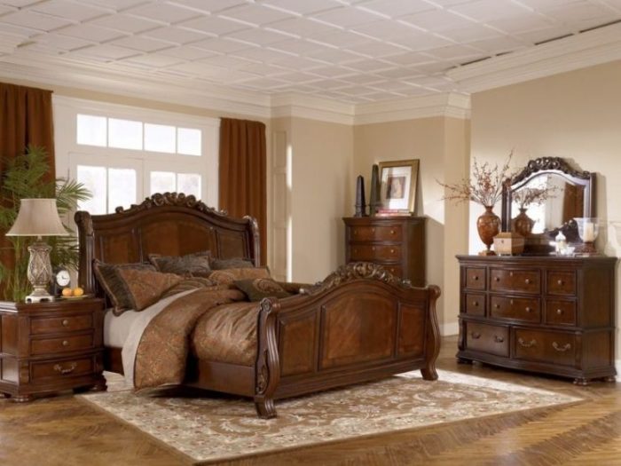 Лакированная мебель для спальни - один из наиболее популярных вариантов. Такой вариант придаст комнате аристократичность и утончённость. 