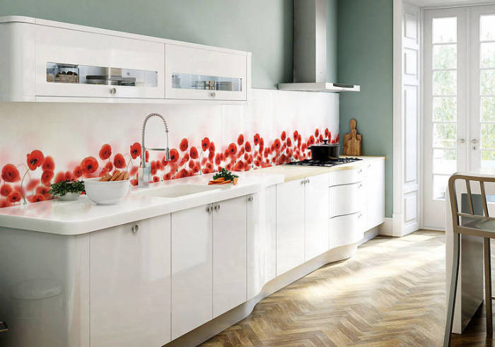 Белая мебель и мятные стены - то, что нужно для современной кухни.