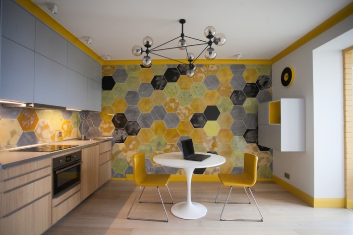 Светлая мебель и яркая стена - прекрасное сочетание в интерьере кухни. 