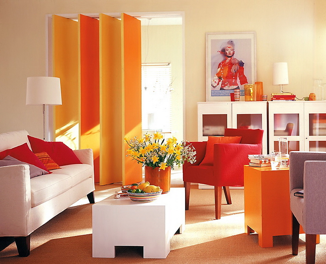 Сочетание красно-оранжевой цветовой гаммы в интерьере гостиной.