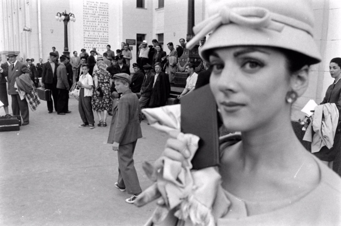Модели Christian Dior прогуливаются по центру Москвы в СССР, 10 июня 1959 года. \ Фото: bing.com.