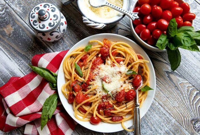 Спагетти с помидорами. \ Фото: italianfoodforever.com.