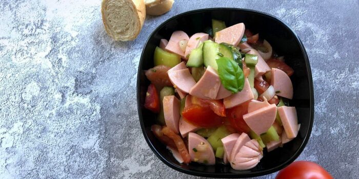 Овощной салат с колбаской. \ Фото: google.com.