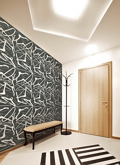 Для отделки коридора и прихожей часто используют обои, по тактильным ощущениям<br>имитирующие камень, дерево, кожу и другие отделочные материалы.