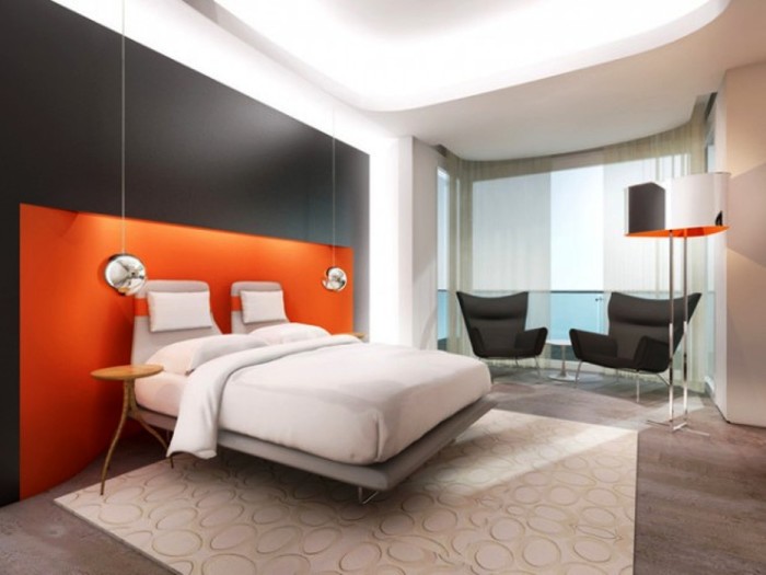 Тандем белого, серого и оранжевого в спальне в стиле модерн.