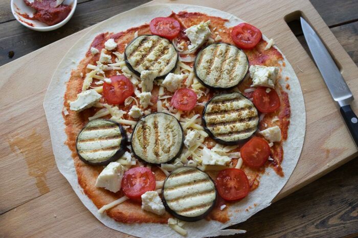 Домашняя пицца с начинкой из баклажанов, сыра и томатов. \ Фото: i.pinimg.com.