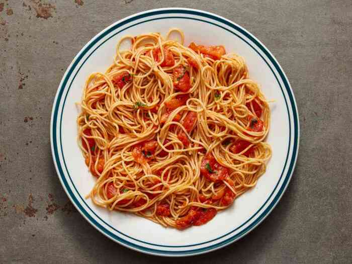 Спагетти с помидорами. \ Фото: allrecipes.com.