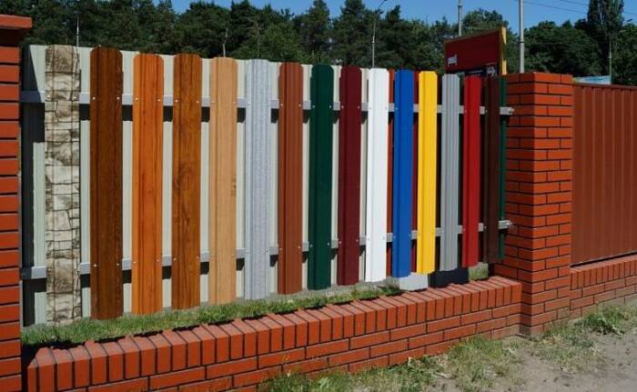 Яркий деревянный забор. \ Фото: pinterest.co.kr.