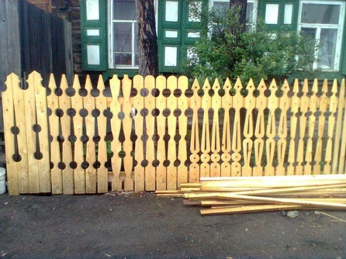 Резной деревянный забор. \ Фото: hu.aviarydecor.com.