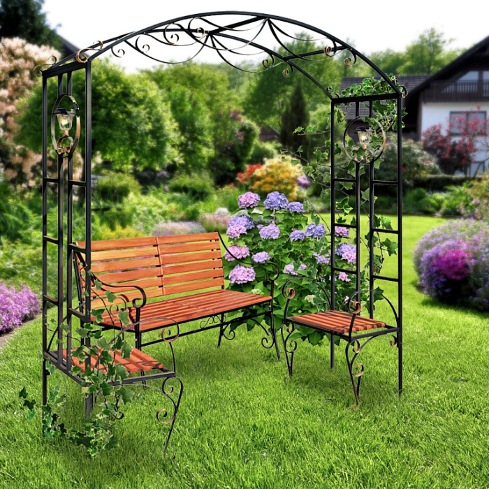 Решётчатая садовая арка отлично смотрится даже в композиции со скамейками. \ Фото: bing.com.