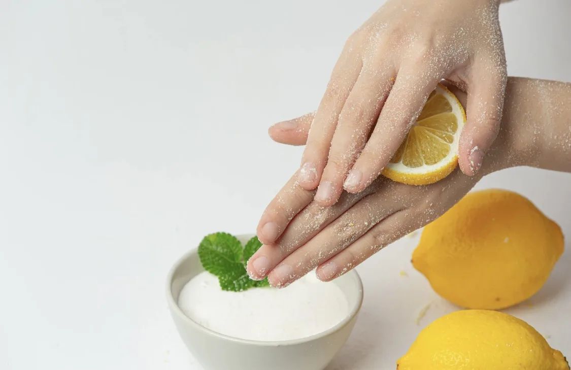 Привести руки в порядок помогут народные средства.