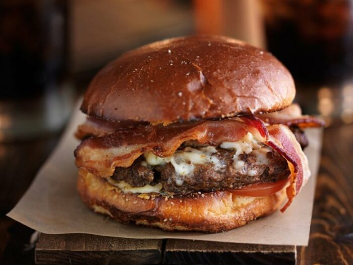 Гамбургер с беконом. \ Фото: doordash.com.