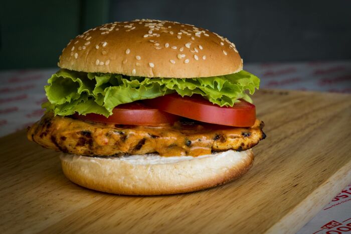 Гамбургер с курицей. \ Фото: hungerstation.com.