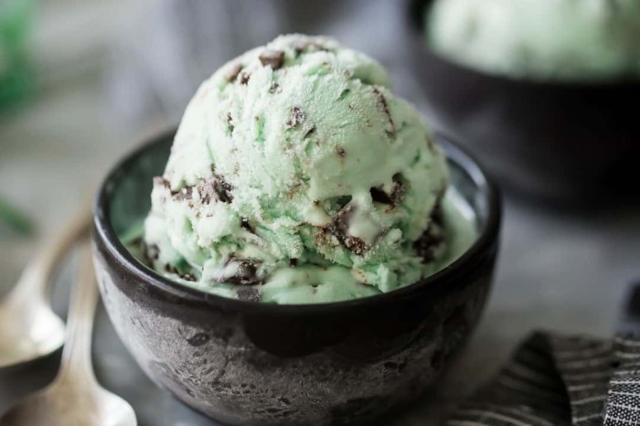 Мороженое со вкусом мяты и шоколадной крошкой. \ Фото: twitter.com.