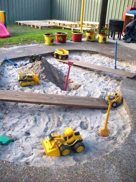 Дети очень любят играть в песочнице, поэтому при возможности постарайтесь организовать её у себя во дворе.