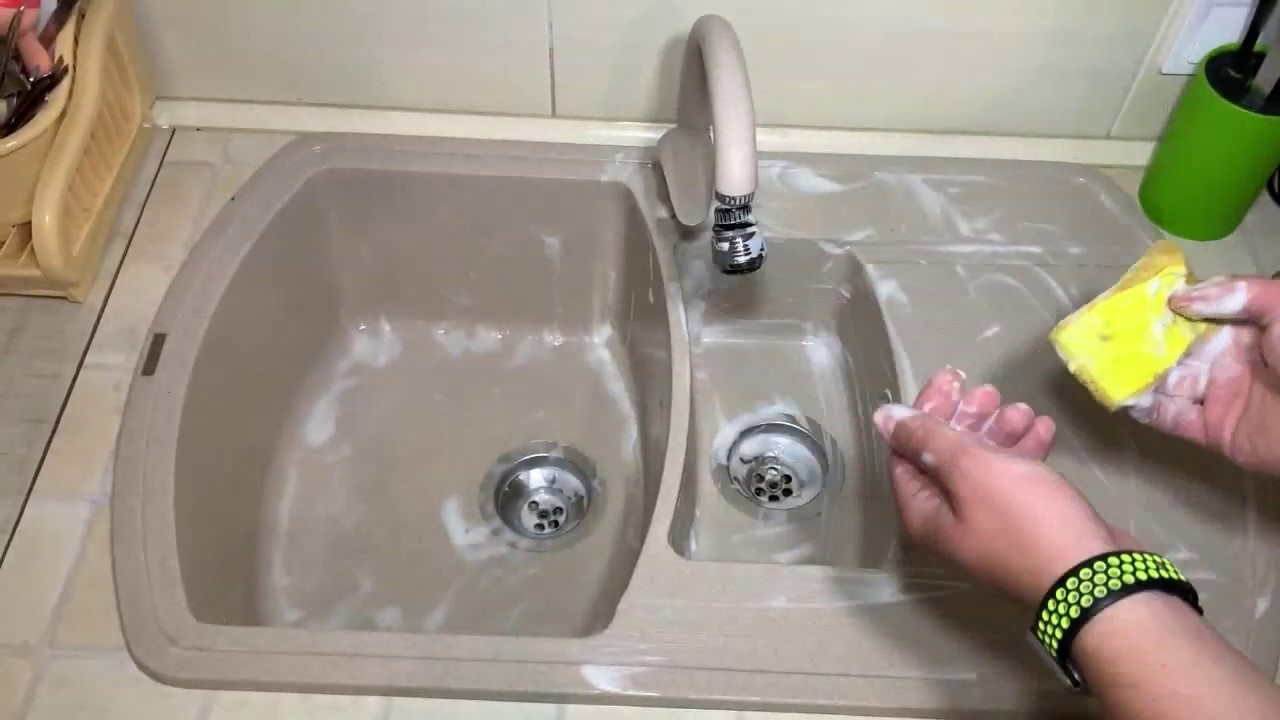 избавиться от жирного слоя на мойке можно с помощью народных средств.