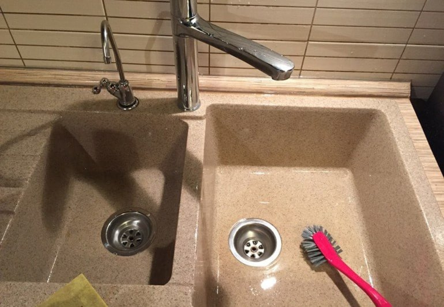 Используйте щётки с мягкой щетиной.