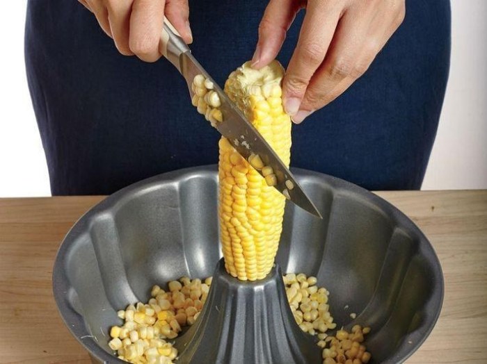 Быстрый способ почистить кукурузу.  Фото: ulposter.ru.