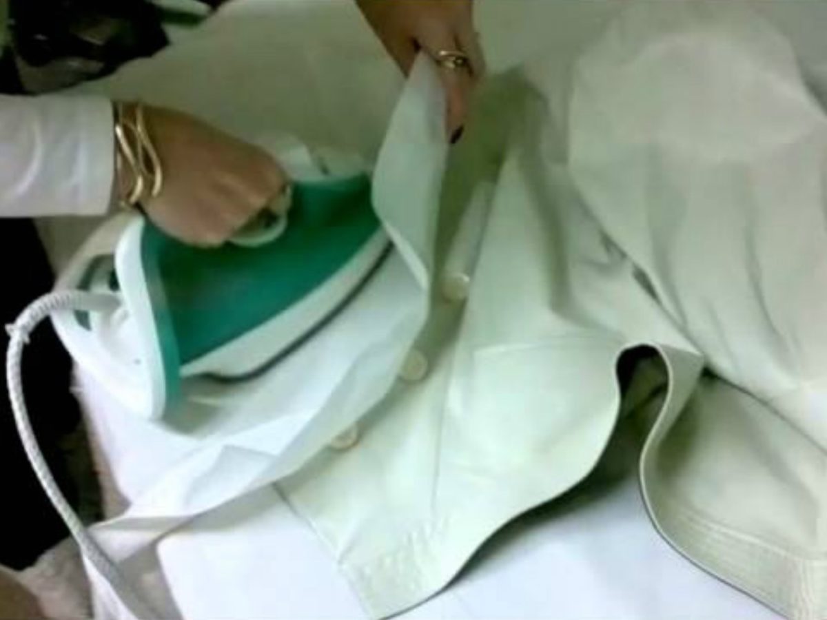 Гладить нужно с изнанки.