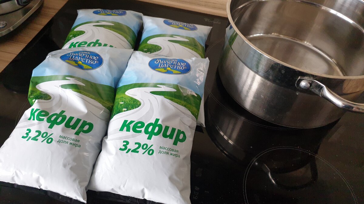 Приготовить творог из кефира не составит труда.