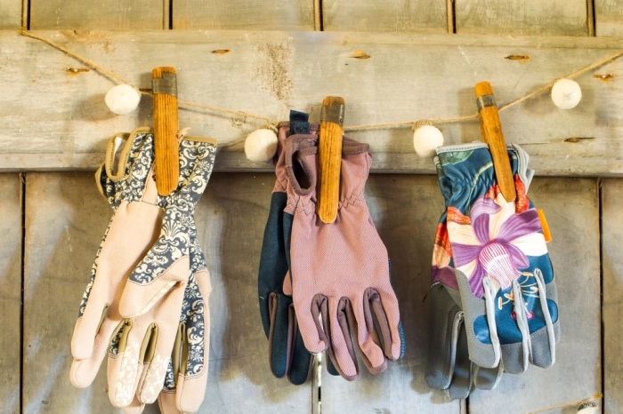 Чтобы не терялись перчатки, используйте прищепки. \ Фото: houselogic.com.