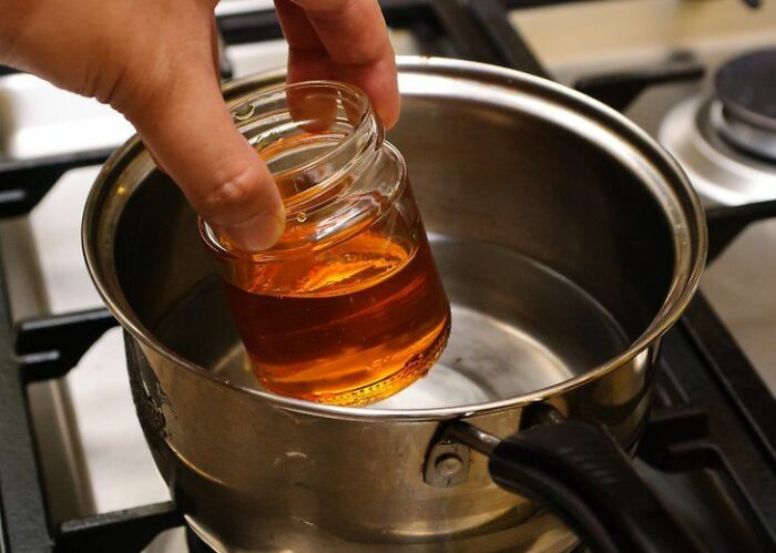 Реанимируем мёд на водяной бане. \ Фото: twitter.com.