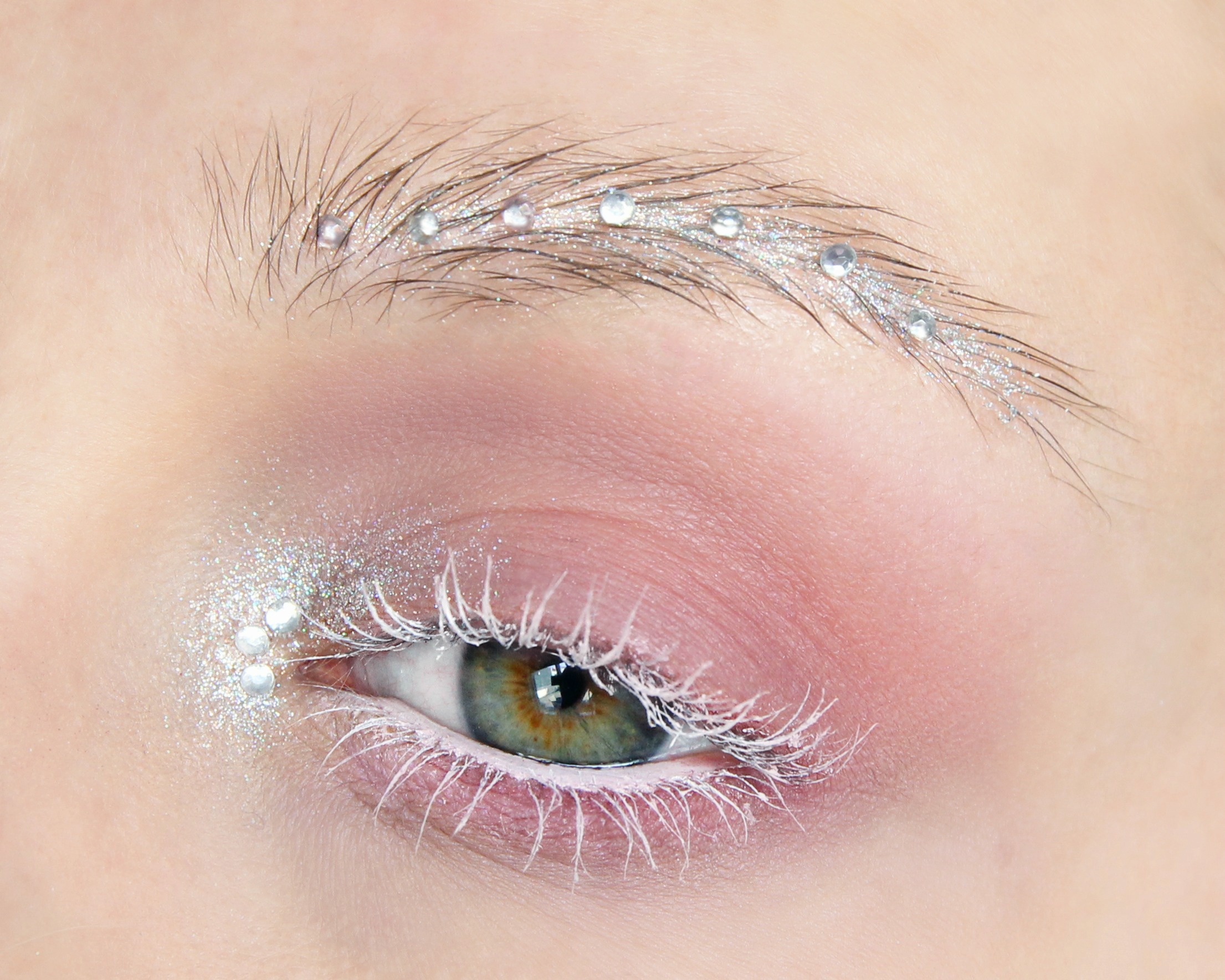 Нежно-розовый макияж со стразами.