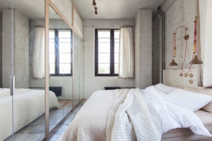 Шкаф-купе с зеркальными дверями – отличный вариант для визуального увеличения пространства небольшой спальни.
