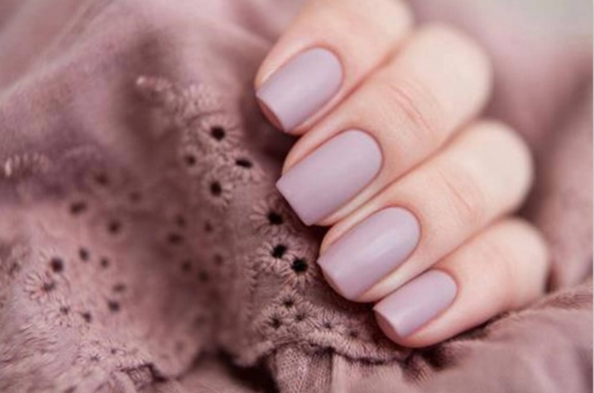 Матовое покрытие всегда выигрышно смотрится на ногтях любой длины.