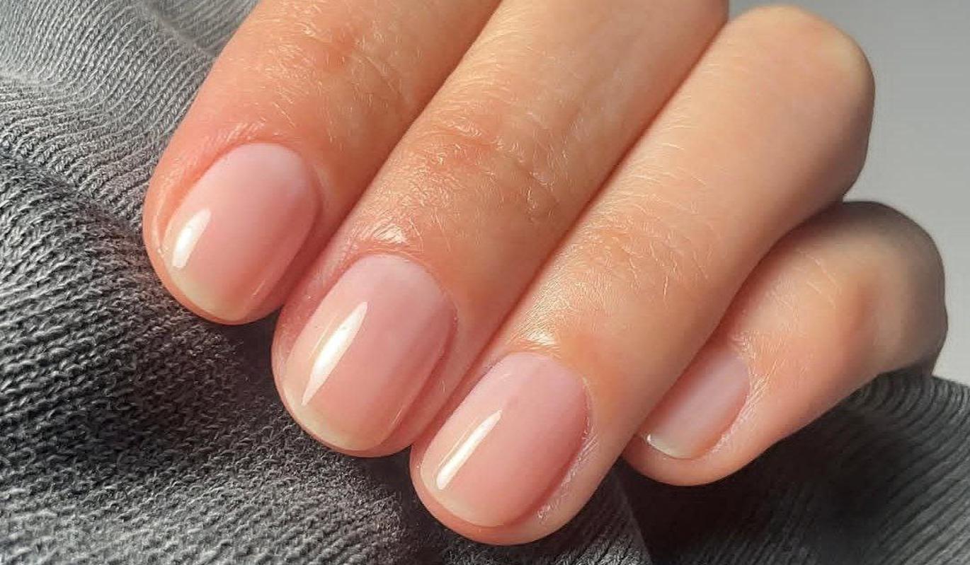 Полупрозрачный бежевый в холодных тонах идеально смотрится на ногтях.