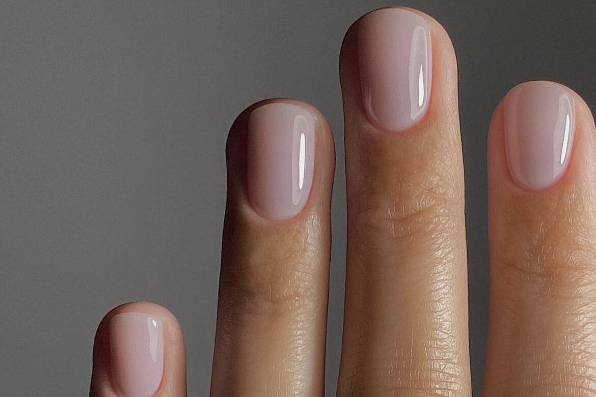 Розовый лак с холодным серым подтоном - идеальная находка для девушек с короткими ногтями.