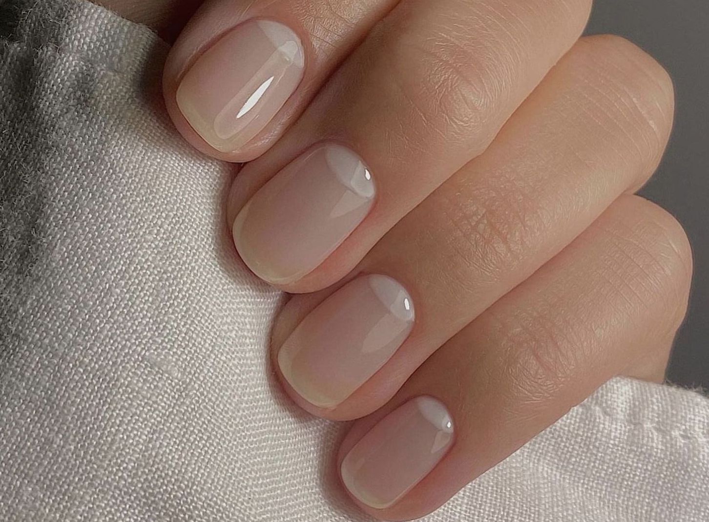 полупрозрачный холодный беж выглядит как стелко.