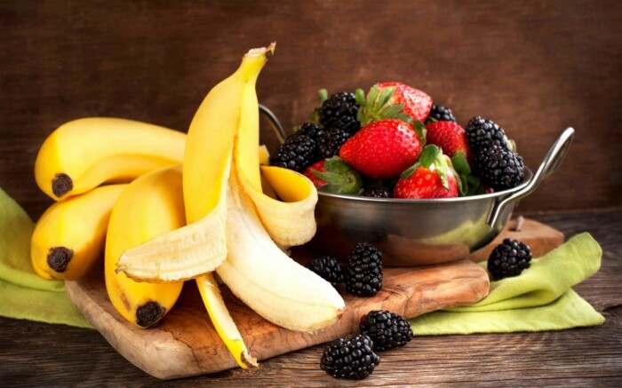 Бананы и ягоды. \ Фото: bing.com.