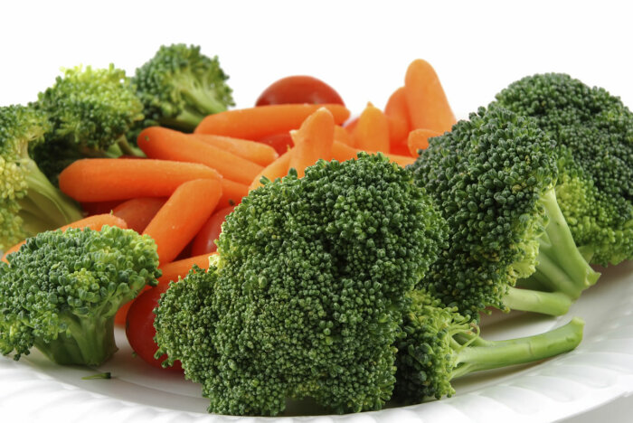 Паровые или отварные овощи - также станут прекрасным вариантом в борьбе с плохим самочувствием и тошнотой. \ Фото: pritikin.com.
