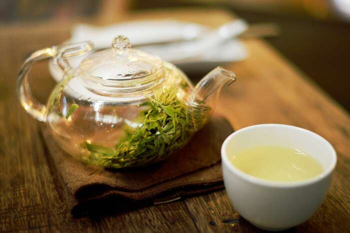 Зелёный чай также поможет справиться с тошнотой, болью в желудке, плохим самочувствием и даже с давлением. \ Фото: verywellhealth.com.