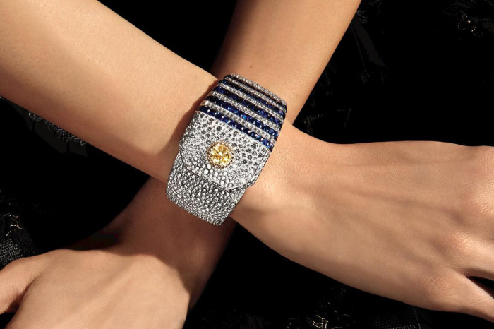 Браслет с 2-каратным желтым бриллиантом, сапфирами и бесцветными бриллиантами из коллекции Flying Cloud от Chanel. \ Фото: jewellerymag.ru.