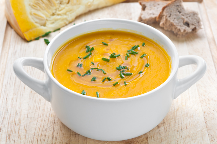 Нежный крем-суп из моркови с орешками. \ Фото: haber.ba.