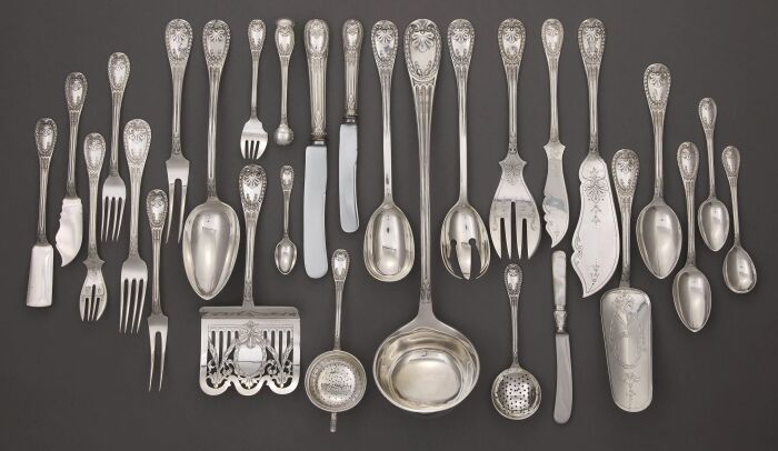 Серебряные столовые приборы пользуются огромным спросом.
