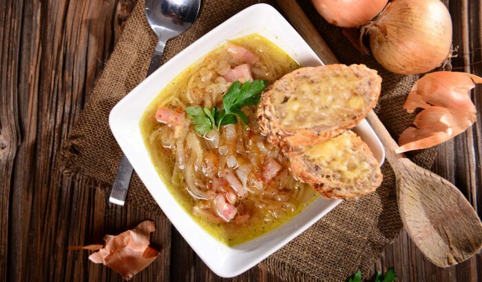 Луковый суп с ветчиной. \ Фото: pinterest.ru.