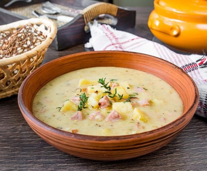 Луковый крем-суп с ветчиной. \ Фото: mamaplus.md.