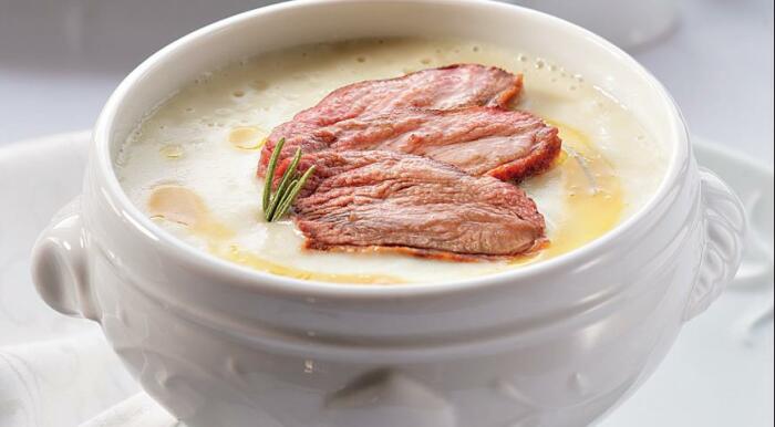 Луковый суп с мясом. \ Фото: gastronom.ru.