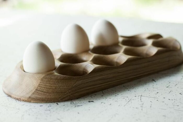 Приобретите деревянный или бамбуковый лоток для яиц. \ Фото: i.pinimg.com.