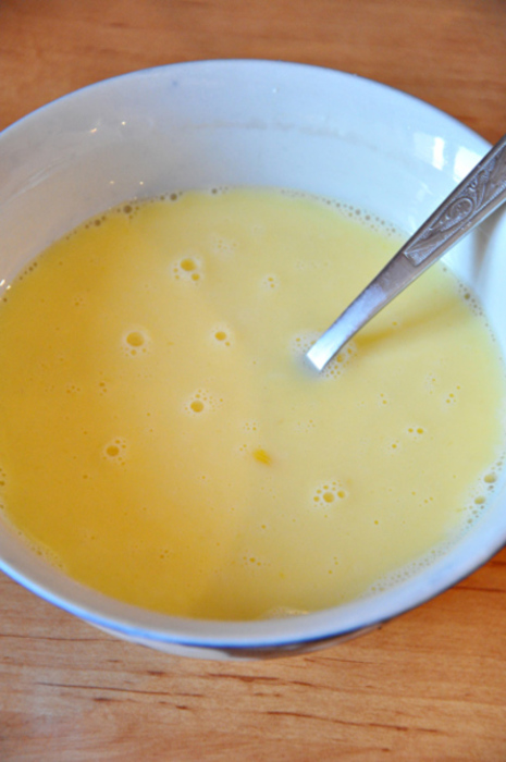 Взбить яйца с молоком и щепоткой соли, залить баклажаны и вернуть в духовку.